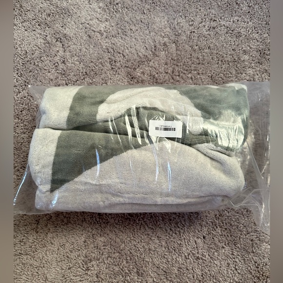 STONE FOX SWIM Stone Fox Towel - Aloe Wash NWT - Picture 5 of 6